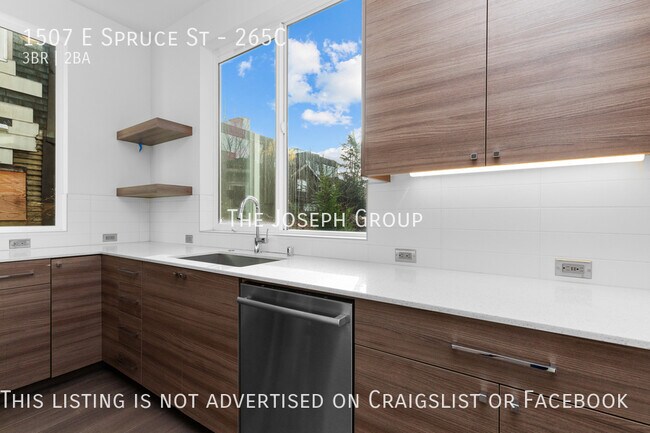 Building Photo - 3 bed/2 bath with rooftop deck overlooking...