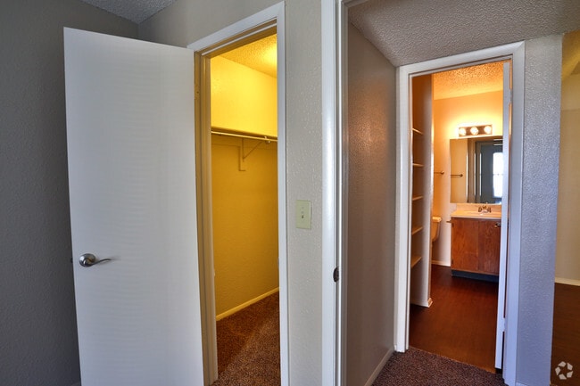 Unidad de 2 habitaciones, vestidor y baño - Savannah Square