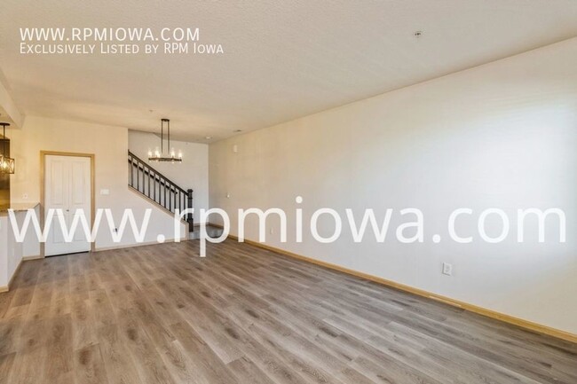 Foto del edificio - WEST DES MOINES TOWNHOME!! 2 Bedrooms, 2.5...