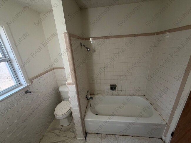Foto del edificio - Spacious 2 Bedroom 1 bath duplex