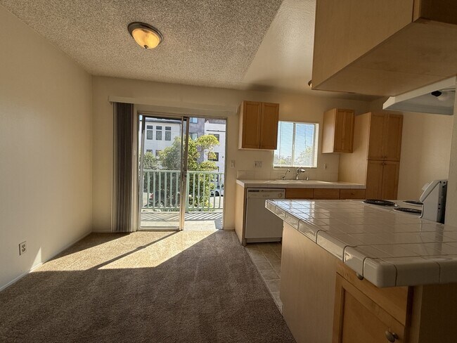 Building Photo - 5562 Lauretta St