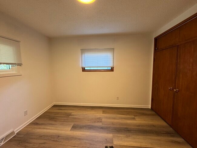 Dormitorio - 113 5th Ave W