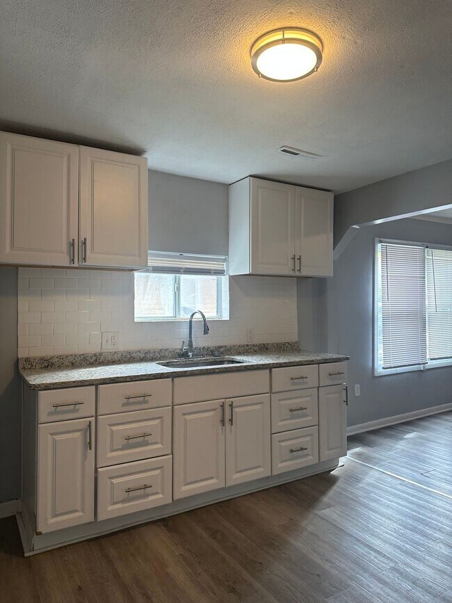 Foto del edificio - Welcome to this charming 3-bedroom, 1-bathroom home located in the vibrant city of Columbus, OH!