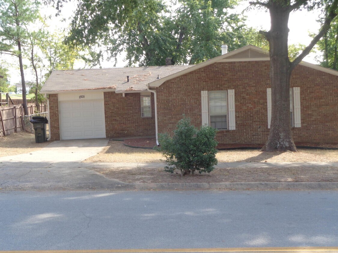 Primary Photo - 1305 S Cleveland St