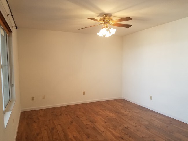 Living room - 418 W 4th St