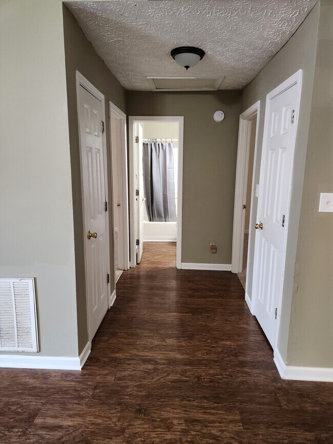 Building Photo - 308 Country Club Dr