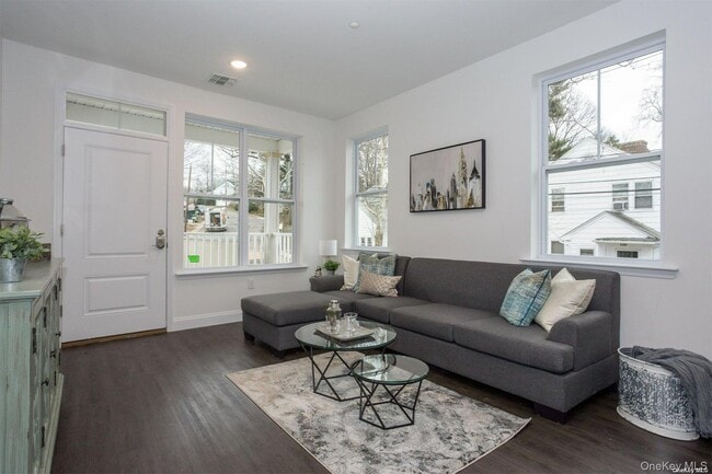 Building Photo - 1046 New York Ave