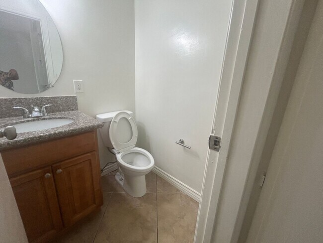 Building Photo - Spacious 2bed 1.5bath Apartment near Beach Blvd & Talbert Ave