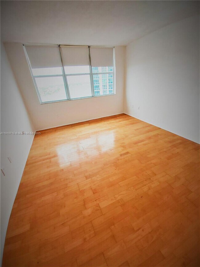 Foto del edificio - 1865 79th Street Causeway