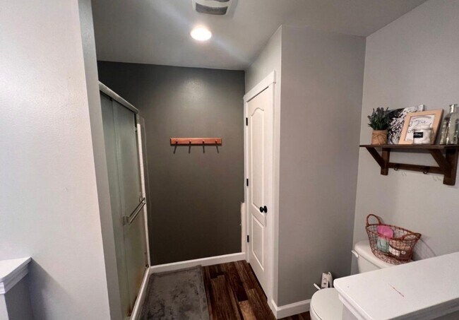 Building Photo - Gorgeous HUGE PET FRIENDLY house