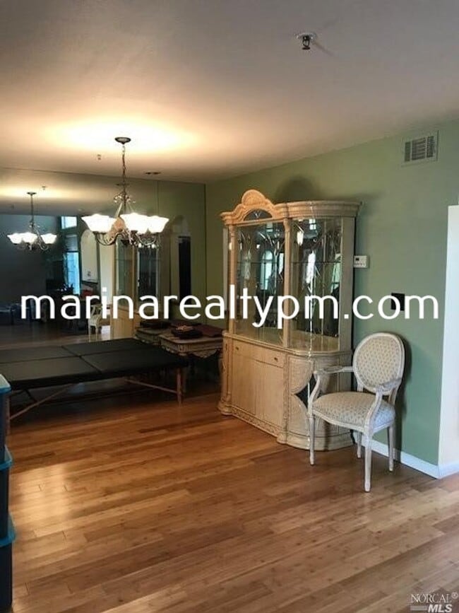 Building Photo - Gorgeous 3 bedroom 2.5 bath 2 story Townho...