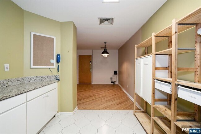 Building Photo - 364 Palisade Ave