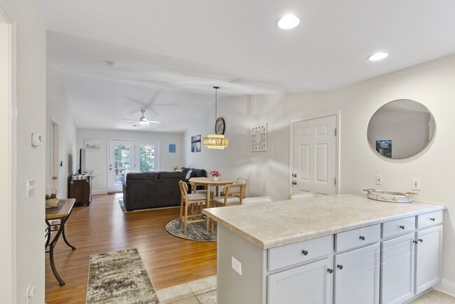 Building Photo - 2 bed, 2 bath, Furnished for Short Term Le...