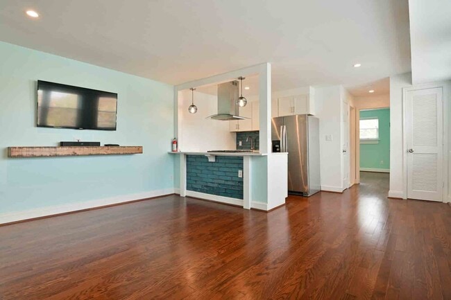 Building Photo - 4810 Quarles St NE