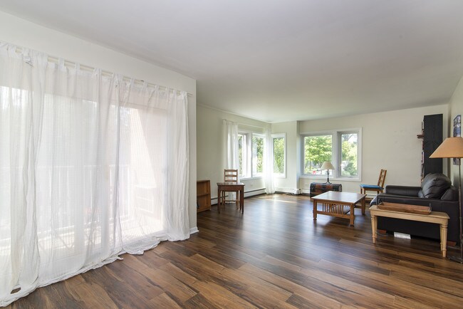 Foto del edificio - 1333 Maple Ave