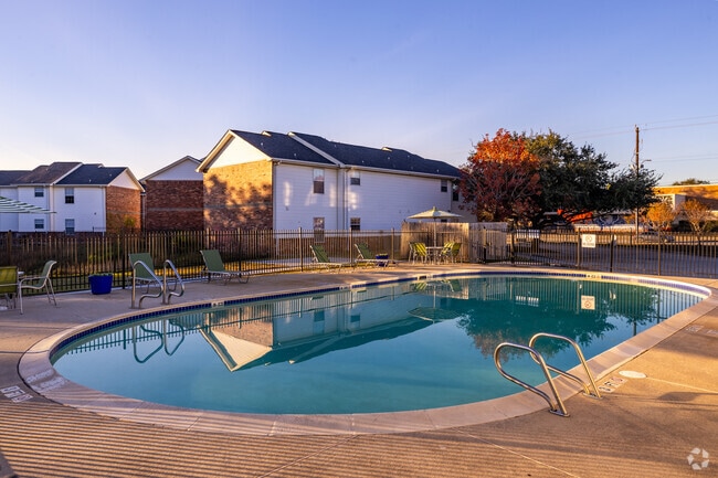 Piscina - Meadowbrook Plaza Apartments