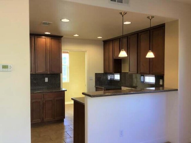 Foto del edificio - 52210 Rosewood Ln