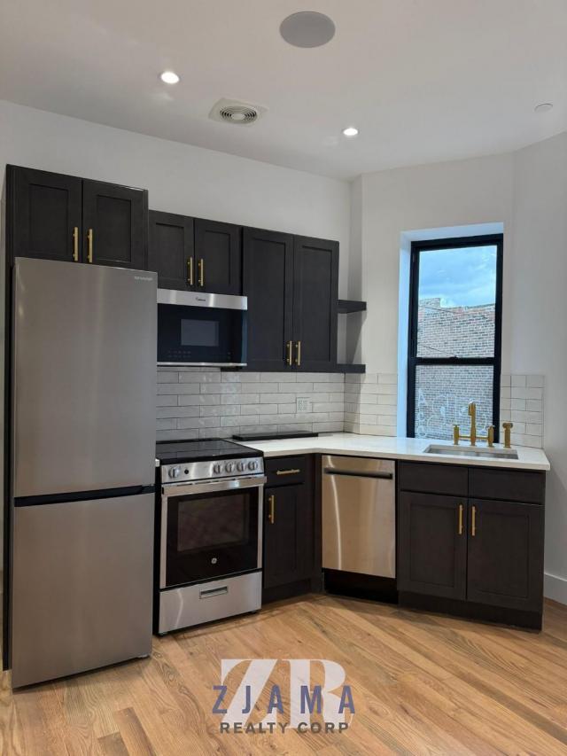 Foto del edificio - 4 bedroom in Brooklyn NY 11211