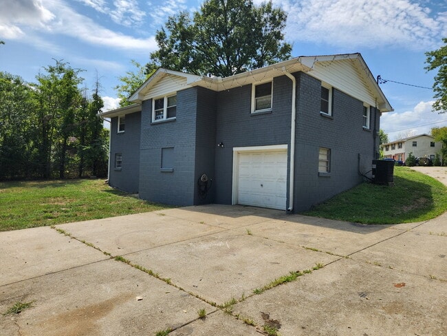 Foto del edificio - Remodeled 3BR, 2BA Duplex Unit in Henderso...