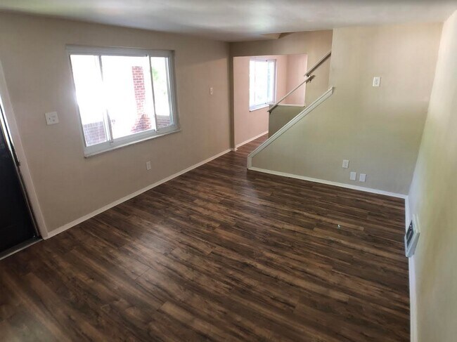 Building Photo - 640 Hillside Dr