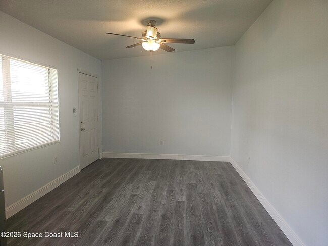 Foto del edificio - 135 Roosevelt Ave