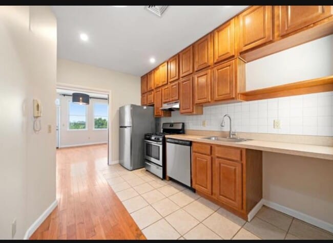 Building Photo - 54 Monitor St