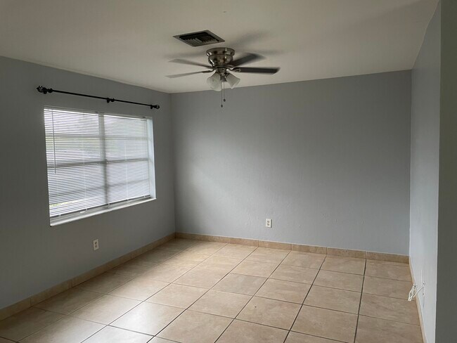 Foto del edificio - 413 NE 24th Pl