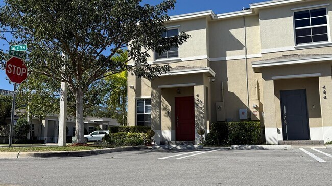 Foto del edificio - 440 NE 4th Terrace