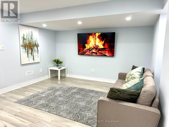 Building Photo - 51 Cayton Cres