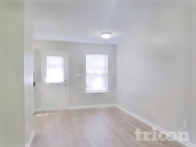 Building Photo - 2425 Saluda Dr