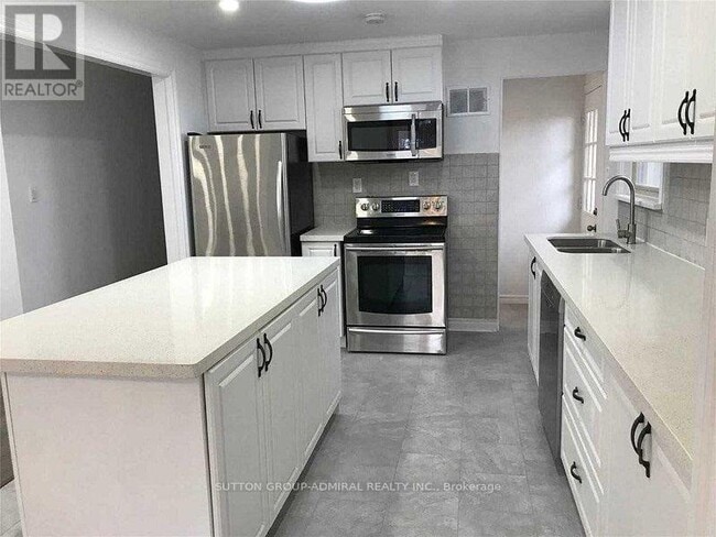 Building Photo - 2 Sevenoaks Ave