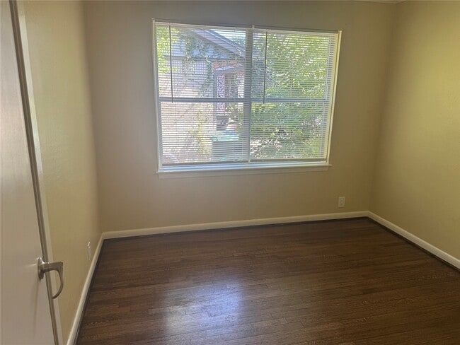 Foto del edificio - 6830 Langdon Ln