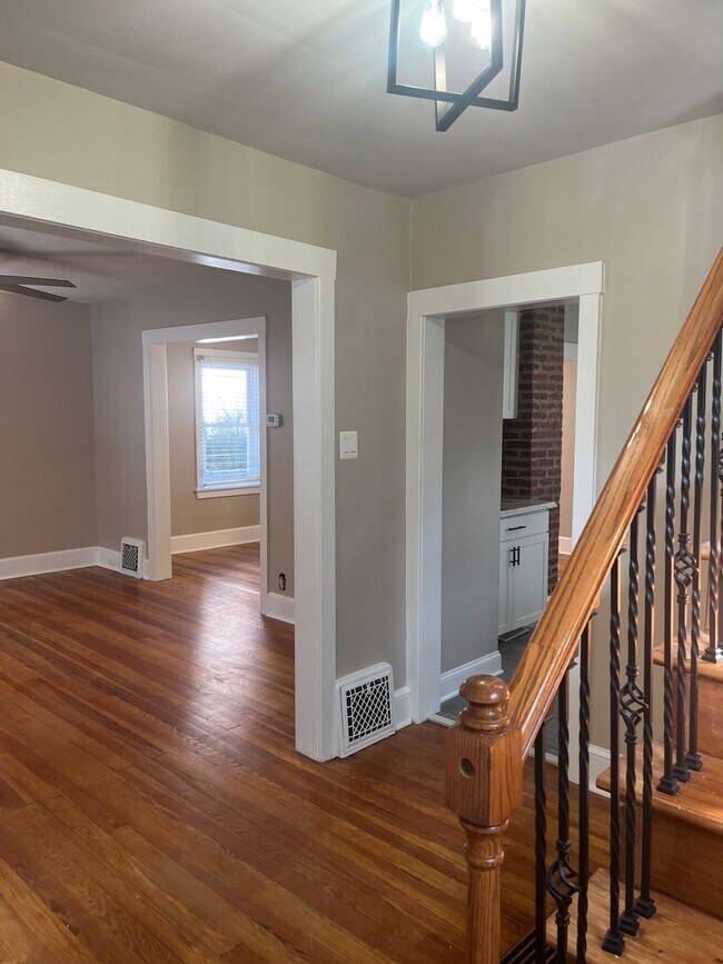 Building Photo - Adorable Single Family Home