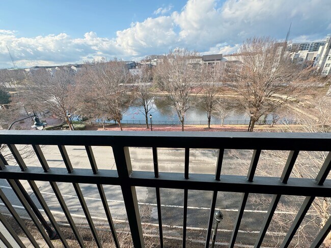 Apartamento con vistas al agua en invierno. - 390 17th St NW