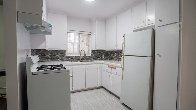 Building Photo - 615 Ocean Front Walk