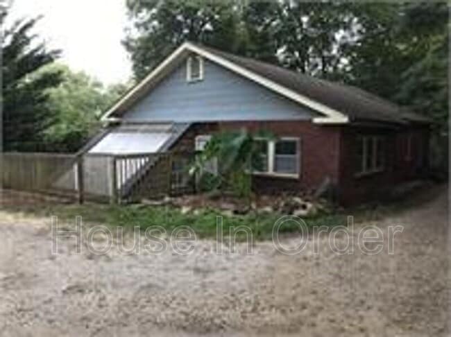 Building Photo - 15 Conestee Pl