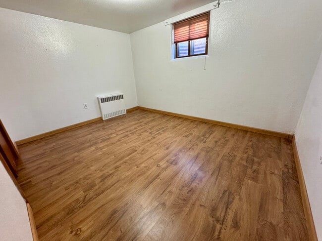 Building Photo - 302 W 7th St