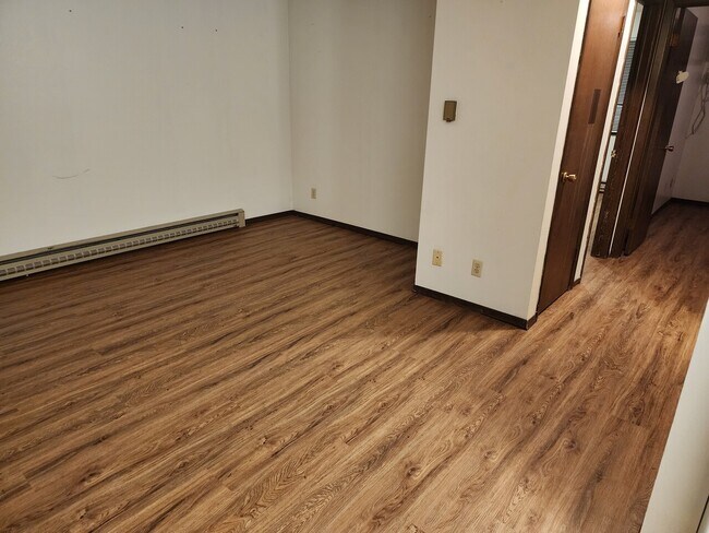 Building Photo - Colonial Apartments