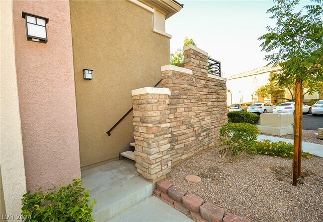 Foto del edificio - 720 Peachy Canyon Cir