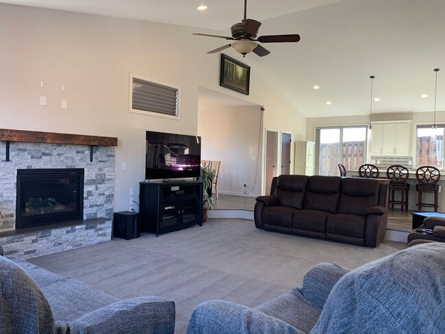 Foto del edificio - Beautiful Newly Custom Built Home! Vaulted Ceilings! Partially Furnished! Open Floor Plan!