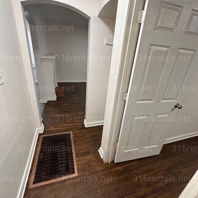 Foto del edificio - $525 - 1 bed 1 bath - Duplex *COMING SOON*