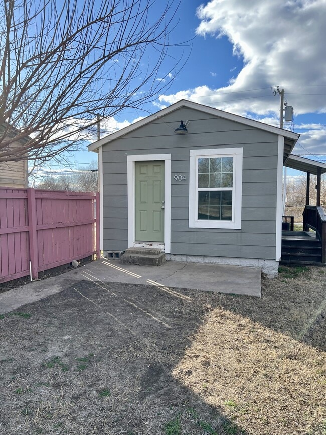 Building Photo - 904 N Peoria Ave