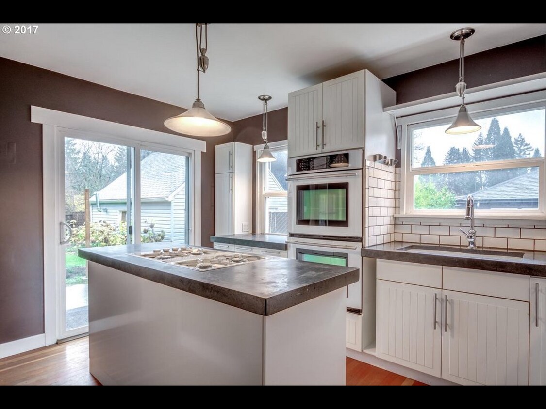 Cocina luminosa y bien iluminada con vista completa al patio trasero. - 4709 NE 15th Ave