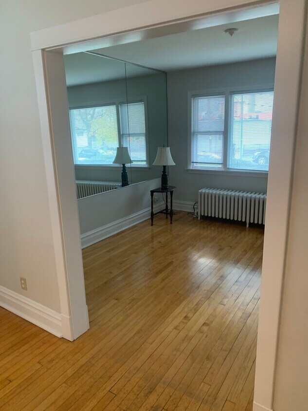 Living room - 5231 N Mulligan Ave