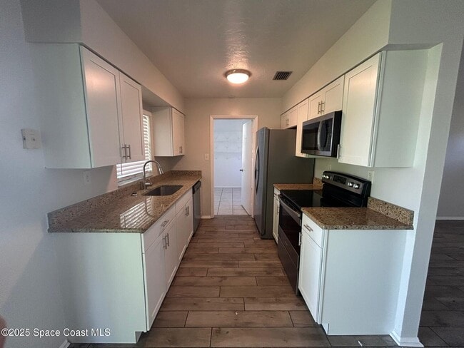 Building Photo - 5960 Eaglewalk Ave
