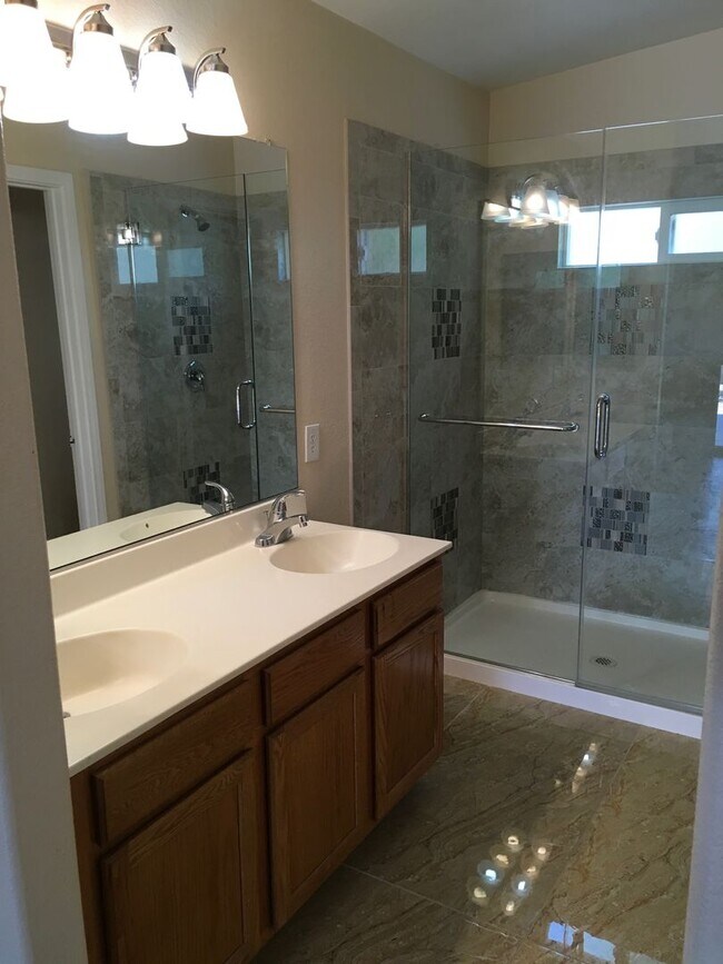 Building Photo - Great single-story home, 3brms, 2bath, 2crg.