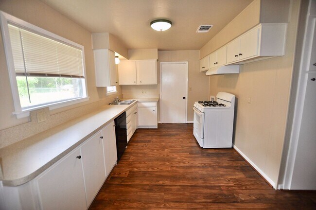 Foto del edificio - FOR LEASE! 2 Bedroom, 1.5 Bathroom - Brick...