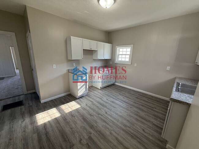 Building Photo - Three Bedroom | Updated | EHA Accepted