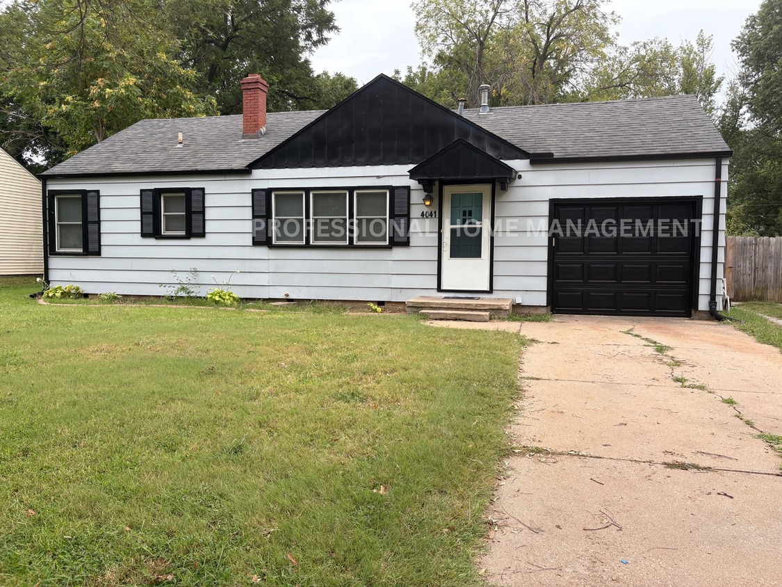 Primary Photo - Charming 3 bedroom 1 bath home with 2 gara...