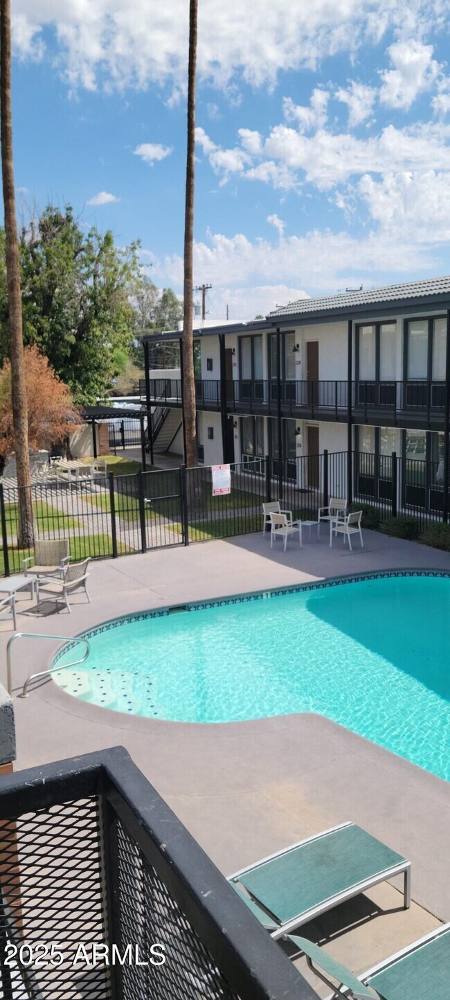 Foto del edificio - 2339 W Northern Ave